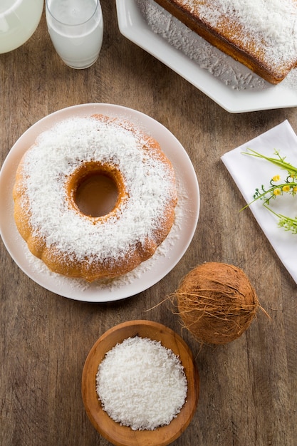 torta al cocco con fetta sul tavolo