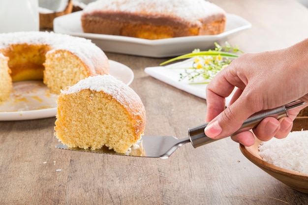 torta al cocco con fetta sul tavolo