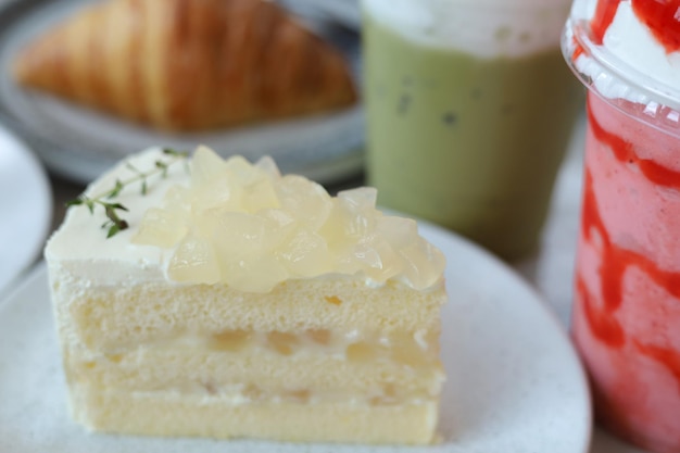 Torta al cocco con gelatina di cocco sopra