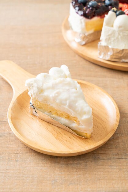 Torta al cocco sul piatto di legno