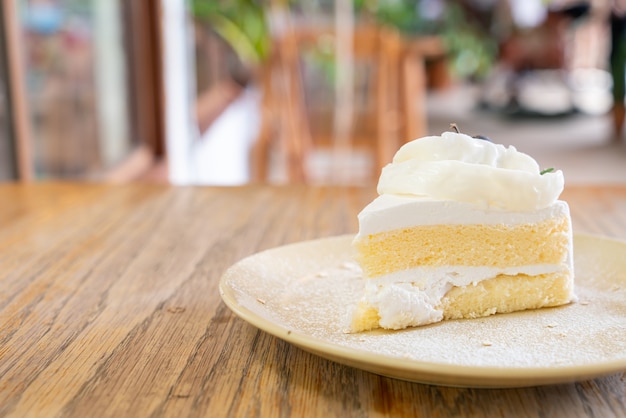 torta al cocco sul piatto in caffetteria e ristorante