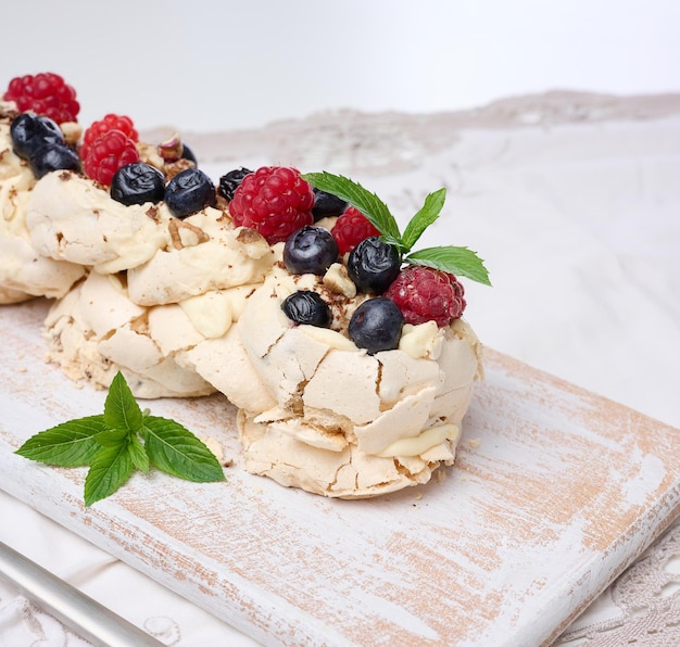 Torta al forno a base di proteine di pollo montate e panna decorata con frutti di bosco freschi