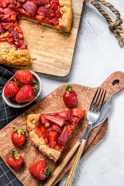 Torta al forno di fragole e rabarbaro sul tavolo