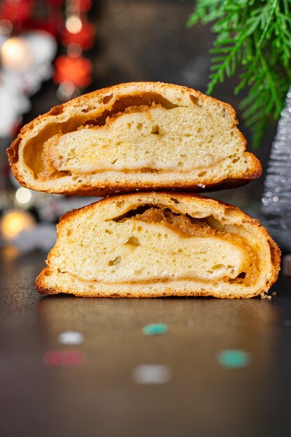 torta al forno di natale sulla tavola nera