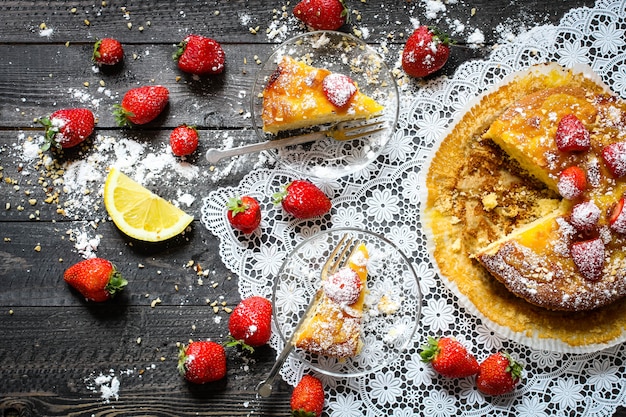 Torta al limone con fragole e zucchero fine cioccolato