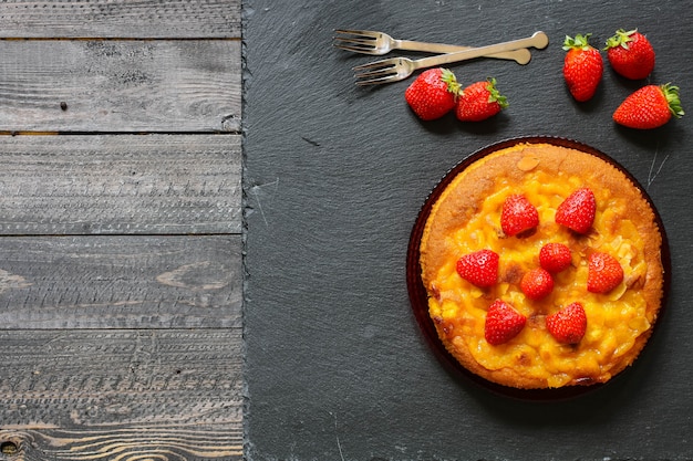 Torta al limone con fragole, zucchero fine cioccolato