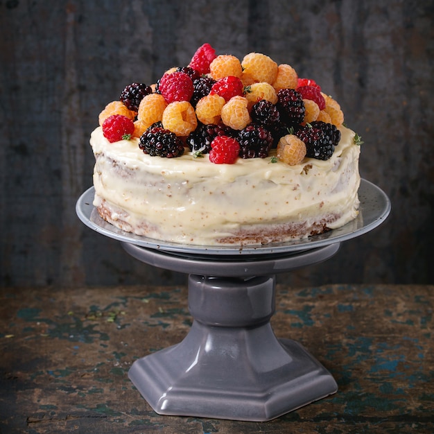 Torta al limone con lamponi colorati