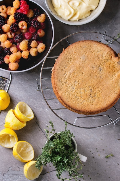 Torta al limone con lamponi colorati