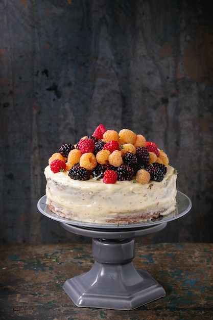 Torta al limone con lamponi colorati