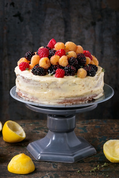 Torta al limone con lamponi colorati