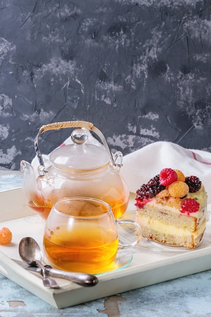 Torta al limone con lamponi colorati