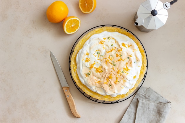 Torta al limone con meringa. Crostata. Prodotti da forno. Dolce.