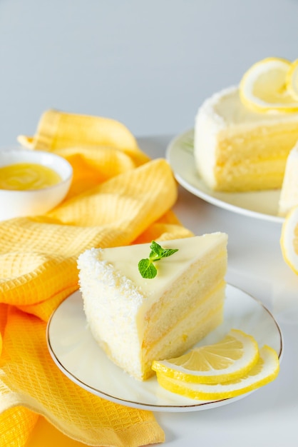 Torta al limone con scaglie di cocco. Un pezzo di delicato dessert alla vaniglia con panna.