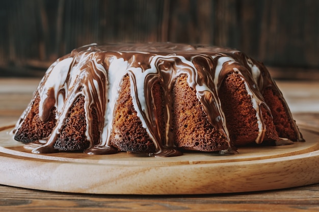 Torta al limone con topping al cioccolato sulla tavola di legno