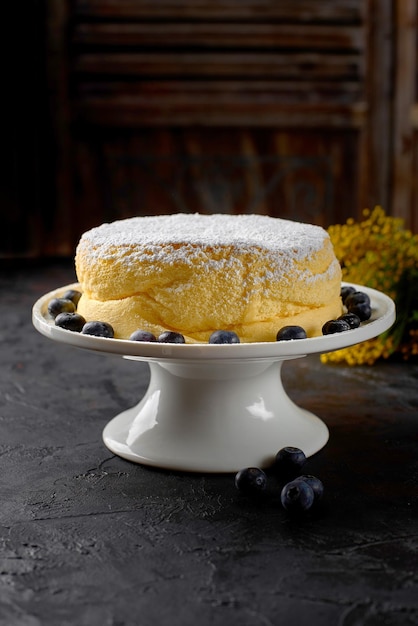 Torta al limone con zucchero in polvere sul tavolo