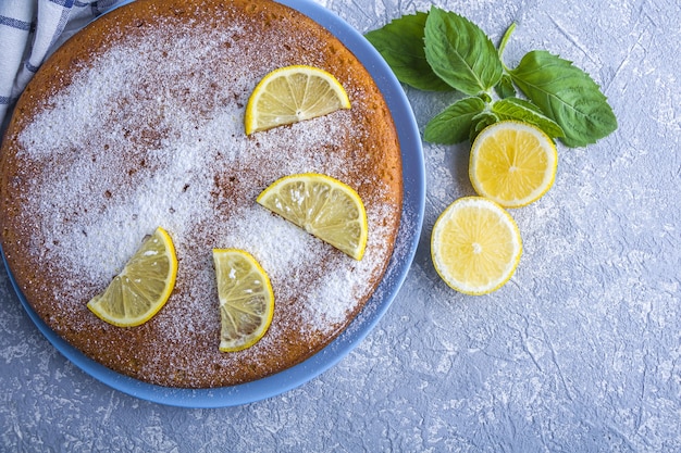 Torta al limone deliziosa fresca su un piatto