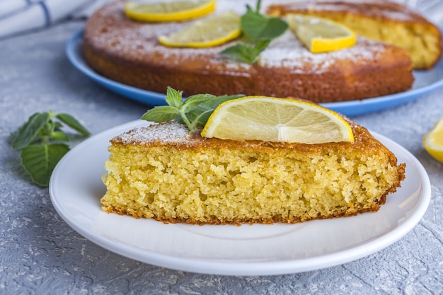 Torta al limone deliziosa fresca su un piatto