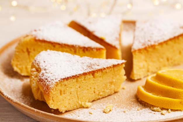 Torta al limone e agrumi con zucchero in polvere sulla piastra