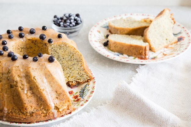 Torta al limone fatta in casa con semi di papavero e mirtillo. Messa a fuoco selettiva