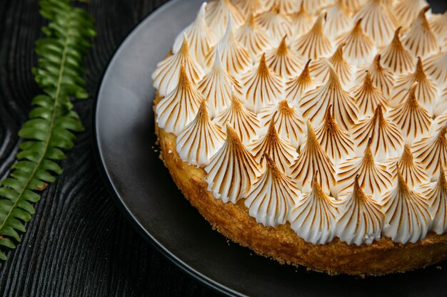 Torta al limone su un tavolo di legno scuro