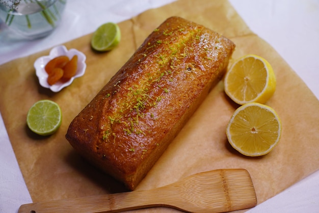 Torta al limone sul tavolo.