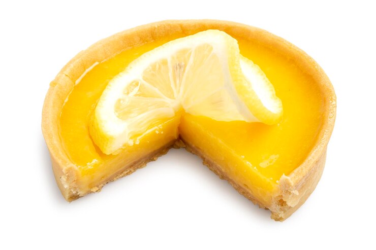 Torta al limone topping con fette di limone tagliate in un pezzo isolato su sfondo bianco Tracciato di ritaglio