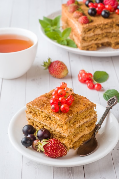 Torta al miele con fragole, menta e ribes