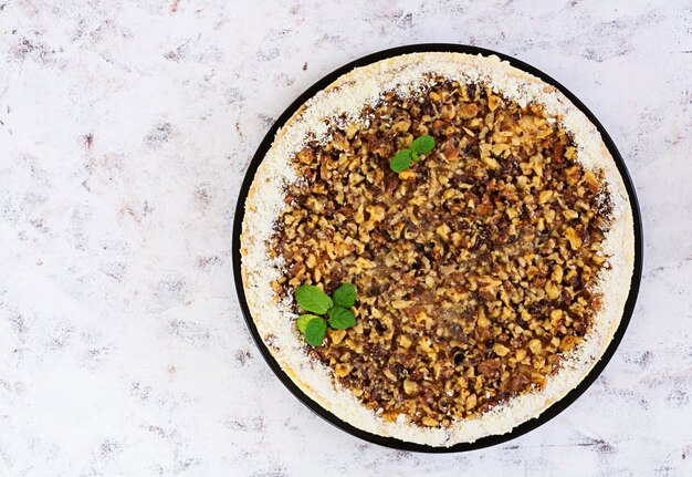 Torta al miele con ricotta, arance e noci, decorata con cioccolato bianco