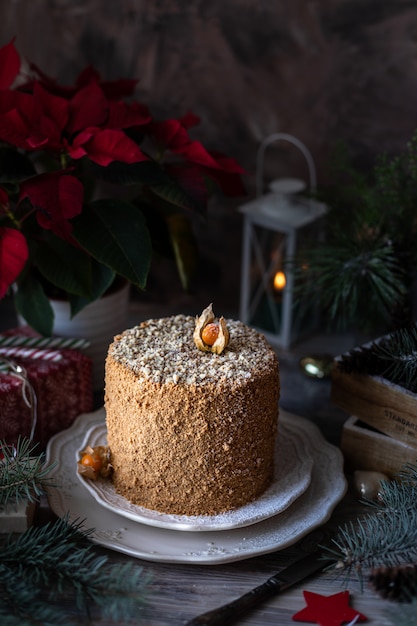 Torta al miele fatta in casa. Composizione invernale. Foto di Capodanno. Decorazione natalizia. Decorazioni natalizie. Torta con le stelle filanti.