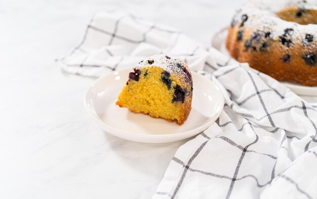Torta al mirtillo al limone con zucchero in polvere
