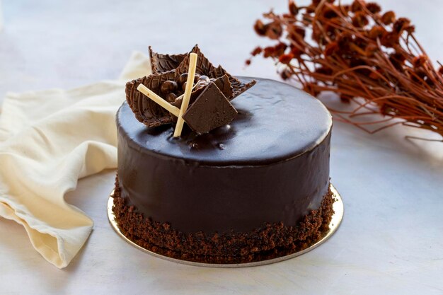 Torta al pistacchio e cioccolato su sfondo bianco