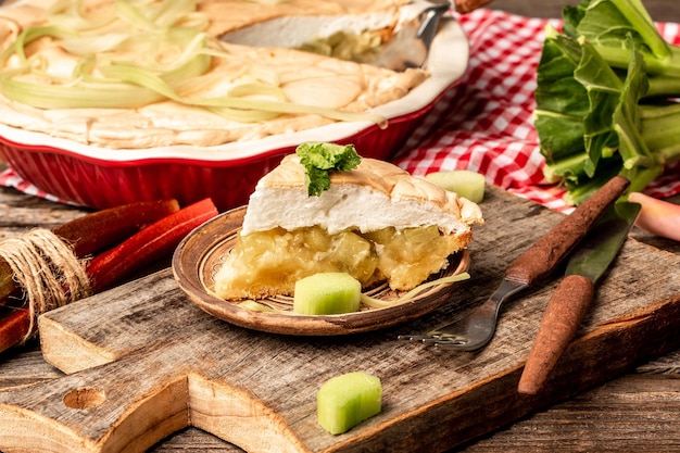 Torta al rabarbaro fatta in casa della cucina tradizionale svedese con meringa in cima