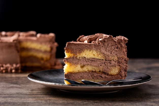 Torta al tartufo al cioccolato su tavola di legno