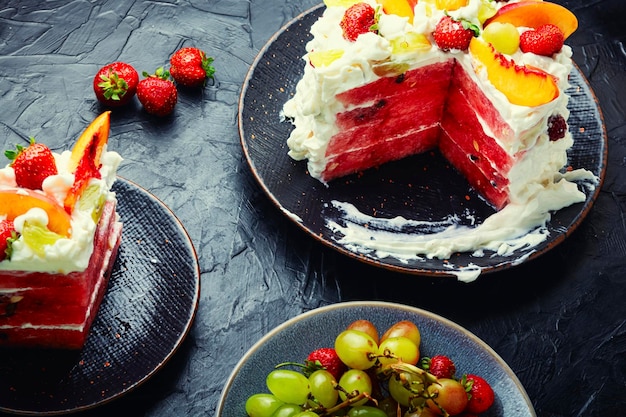 Torta all'anguria con frutti di bosco e frutti