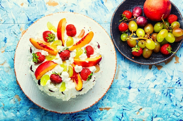 Torta all'anguria con frutti di bosco e frutti