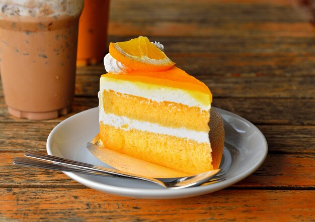 Torta all'arancia e cocco freddo su legno