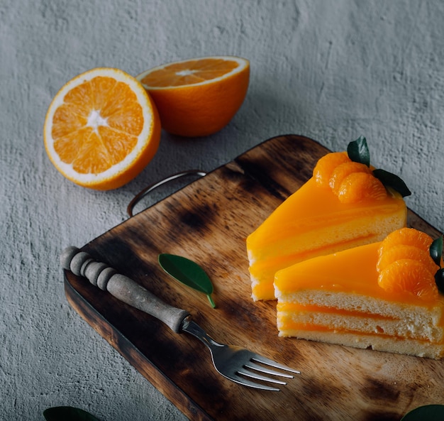 Torta all'arancia in tavola