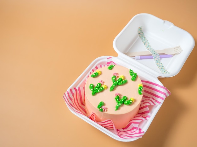 Torta all'arancia per la festa decorata con cactus color crema uno spazio di copia