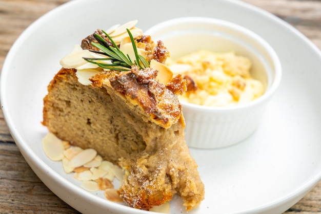 torta alla banana con crema di formaggio e crumble sul piatto