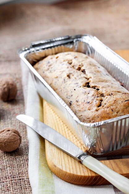 Torta alla banana con noci e cioccolato fondente in teglia di alluminio