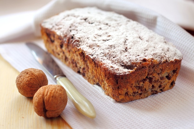 Torta alla banana con noci e cioccolato fondente