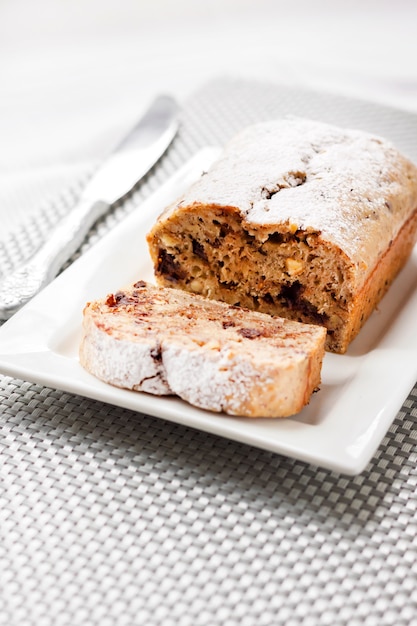 Torta alla banana con noci e cioccolato fondente