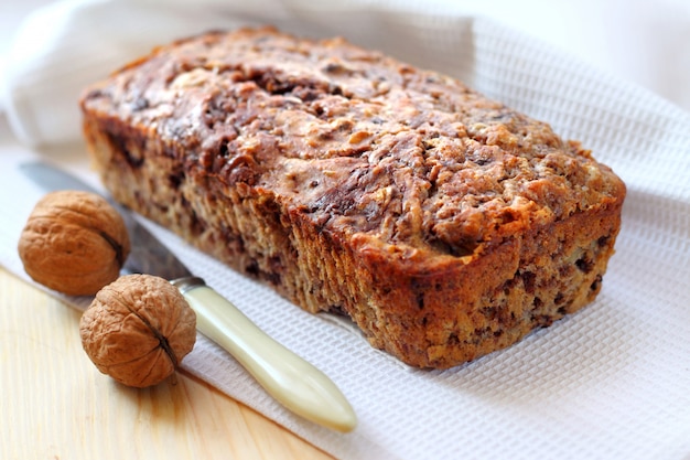 Torta alla banana con noci e cioccolato fondente