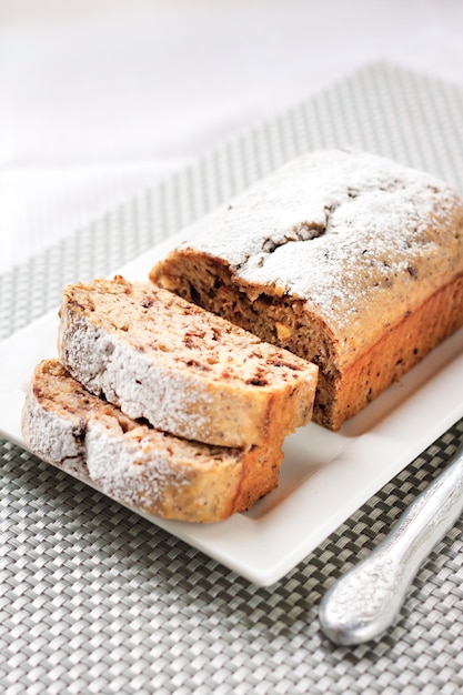 Torta alla banana con noci e cioccolato fondente