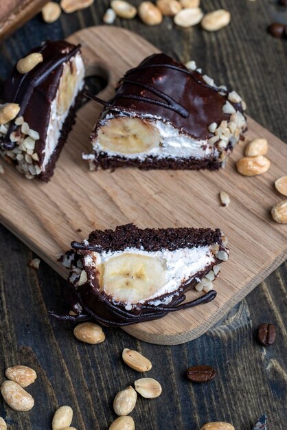 Torta alla banana ricoperta di cioccolato con crema di formaggio