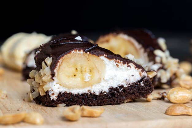 Torta alla banana ricoperta di cioccolato con crema di formaggio