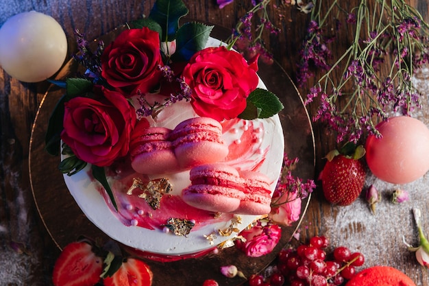 Torta alla crema bianca rossa con rose e cuori