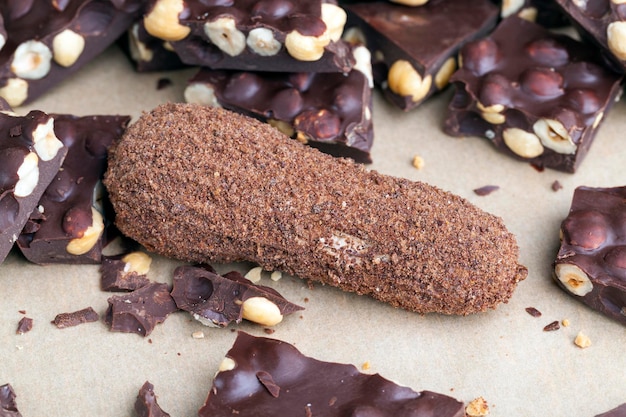 Torta alla crema spolverata di cacao in polvere con ripieno di cioccolato