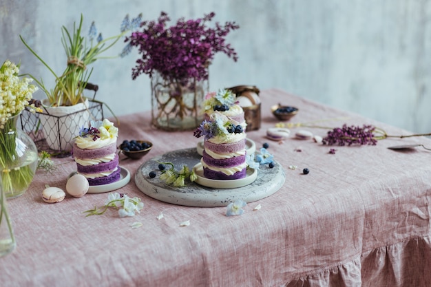 Torta alla crema viola decorata con fiori primaverili