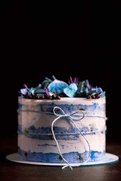 Torta alla frutta decorata con fichi, biscotti e mirtilli.